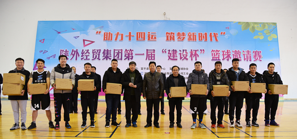 11中共富平縣委常委、政法委書(shū)記杜銀虎為第二名獲獎(jiǎng)隊(duì)頒獎(jiǎng)_副本.jpg